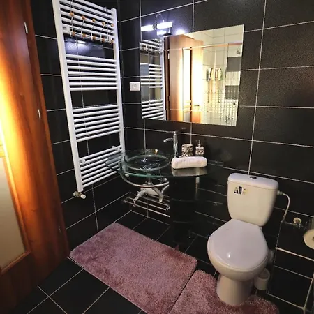 Vila Atzarro Vilă *